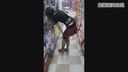 [Upside down shooting / panchira] I tried to take a voyeur inside the skirt at a rental store (smartphone)