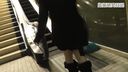 【Upside down shooting / panchira】 The moment when you secretly take a picture of the inside of the skirt on the escalator (smartphone)