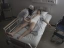 [**] 간호사가 자고 있는 개호 수용자를 억지로 입으로 안면 마운트를 강요! 예순아홉에서!