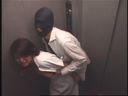 【**】電梯里的護士・・・ 惡魔跟蹤者的整個惡行現在都在安全攝像頭上！
