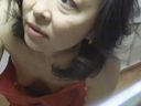 [狂熱專業視頻]裸圍裙太尤魯的成熟女人的無胸罩乳房冷卻器