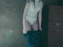 昭和時代復古。 個人照片，背景是讓一個乳房小的年輕妻子在榻榻米上四肢爬行，一個穿著裸圍裙的中年父親