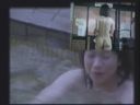 浸泡在浴缸裡的女人的右上方螢幕，臉部特寫顯示了女人的下半身！