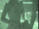 ビーチで焼いている女性の股間をローアングル撮影！女子校生のメコスジ、尻すじ！食い込みあり！