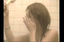 【**】【合宿】開始8分のお風呂場で髪の毛洗っている子！人気声優の堀○由○に激似！