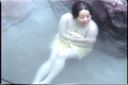 Dad excited! A mature woman who looks exactly like the big actress Yoshi Sakaki ○ is in the open-air bath