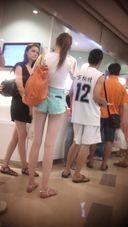 【China】Street shooting beauty, overseas blonde tight mini 2 people, raised butt out!