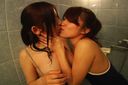 學校泳裝埃羅貝羅女同性戀之吻在淋浴房