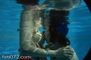 【泳裝】游泳者在溫水游泳池中沉浸在女同性戀表演中