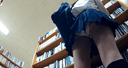 整潔乾淨的黑髮和白皙的皮膚◯K-chan在圖書館重聚 當我看裙子裡面時，這次又是♪草莓圖案的褲子