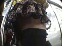 電車内。ドア脇。花柄ミニスカート＆ニーハイソックスの女。