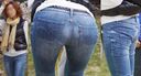 Mom makes her jeans stretch on a bun to clearly highlight the hip line of her beautiful big ass! !!