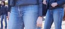Young mom has jeans in her crotch and the line comes out clearly! !!