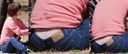 若ママさんはジーンズの腰から蒸れたピンクベージュのガードルをチラチラと覗かせてくれる!!