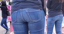Young mom clearly highlights the hip line of her beautiful butt in jeans! !!