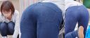 Young mom makes the full-back panty line stand out thinly on the jeans beautiful buttocks! !!