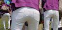 Young mom clearly highlights the panty line that has eaten into the beautiful buttocks of her pants! !!