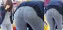 청바지의 아름다운 엉덩이에 둥근 엉덩이 라인을 엄마가 선명하게 강조! !