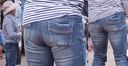 Young mom brings out the panty line that is thinly eaten into the beautiful buttocks of jeans! !!