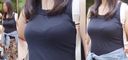 Young mom clearly highlights the line of beautiful busty bra! !!
