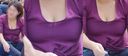 Young mom lets me peek at the cleavage of round beauty big breasts from the chest! !!