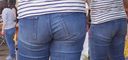 Young mom clearly highlights the hip line in jeans beautiful big ass! !!