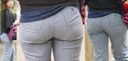 Mom makes the panty line that has eaten into the jeans beautiful big ass stand out thinly! !!