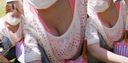 Young mom lets me peek at the cleavage of her round huge breasts from her chest! !!