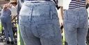 Young mom clearly brings out the panty line that has been eaten into the jeans beautiful big ass! !!