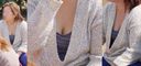 Young mom will let you peek at the cleavage of beautiful big breasts with plenty of volume from the chest! !!