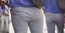 The wife clearly brings out the panty line that has been eaten into the beautiful buttocks of the pants! !!