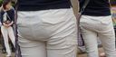 媽媽通過白色褲子美麗屁股上的黑色短腰帶展示來吸引我！ ！！