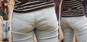 Young mom clearly highlights the line of panties that have eaten into the jeans beautiful buttocks! !!