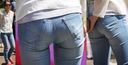 Mom clearly highlights the line of the panties that have eaten into the beautiful buttocks of jeans! !!