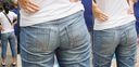 땀으로 밀집된 청바지의 아름다운 엉덩이에 엄마가 엉덩이 라인을 선명하게 강조! !