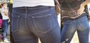 Young mom brings out the line of panties that have been eaten into the jeans beautiful buttocks stretched on the bun! !!