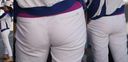 The wife clearly brings out the panty line that has been eaten into the beautiful buttocks of the pants! !!