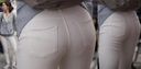Young mom clearly brings out the low-rise panty line on the beautiful butt of the pants! !!