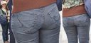 ママさんはジーンズ美巨尻に喰い込んだパンティーのラインをクッキリと浮かび上がらせる!!