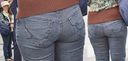 Mom clearly highlights the line of the panties that have been eaten into the jeans beautiful big ass! !!