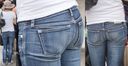 Young mom clearly highlights the shapely hip line on the beautiful buttocks of jeans! !!