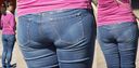 The wife clearly highlights the line of the panties that have eaten into the soft jeans beautiful buttocks! !!