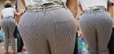 年輕媽媽清楚地突出了條紋褲美麗臀部上的臀部線條！ ！！