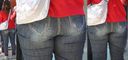 Young mom clearly highlights the hip line of buns on jeans beautiful big buttocks! !!