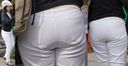The wife clearly highlights the short girdle line on the pants beautiful big ass! !!