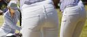 Mom clearly highlights the panty line on the beautiful buttocks of white jeans! !!