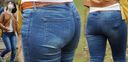 Mom makes her round hip line stand out firmly on the amazing jeans explosion butt! !!