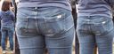 Young mom firmly highlights the hip line with jeans that stick firmly to the buttocks! !!