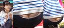 청바지의 허리와 엉덩이의 왈레메에서 찐 아이보리 팬티를 젊은 엄마가 매료시킨다! !