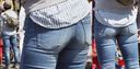 청바지의 아름다운 엉덩이에 교정하고 있는 허벅지길이의 거들 라인을 젊은 엄마가 선명하게 강조! !